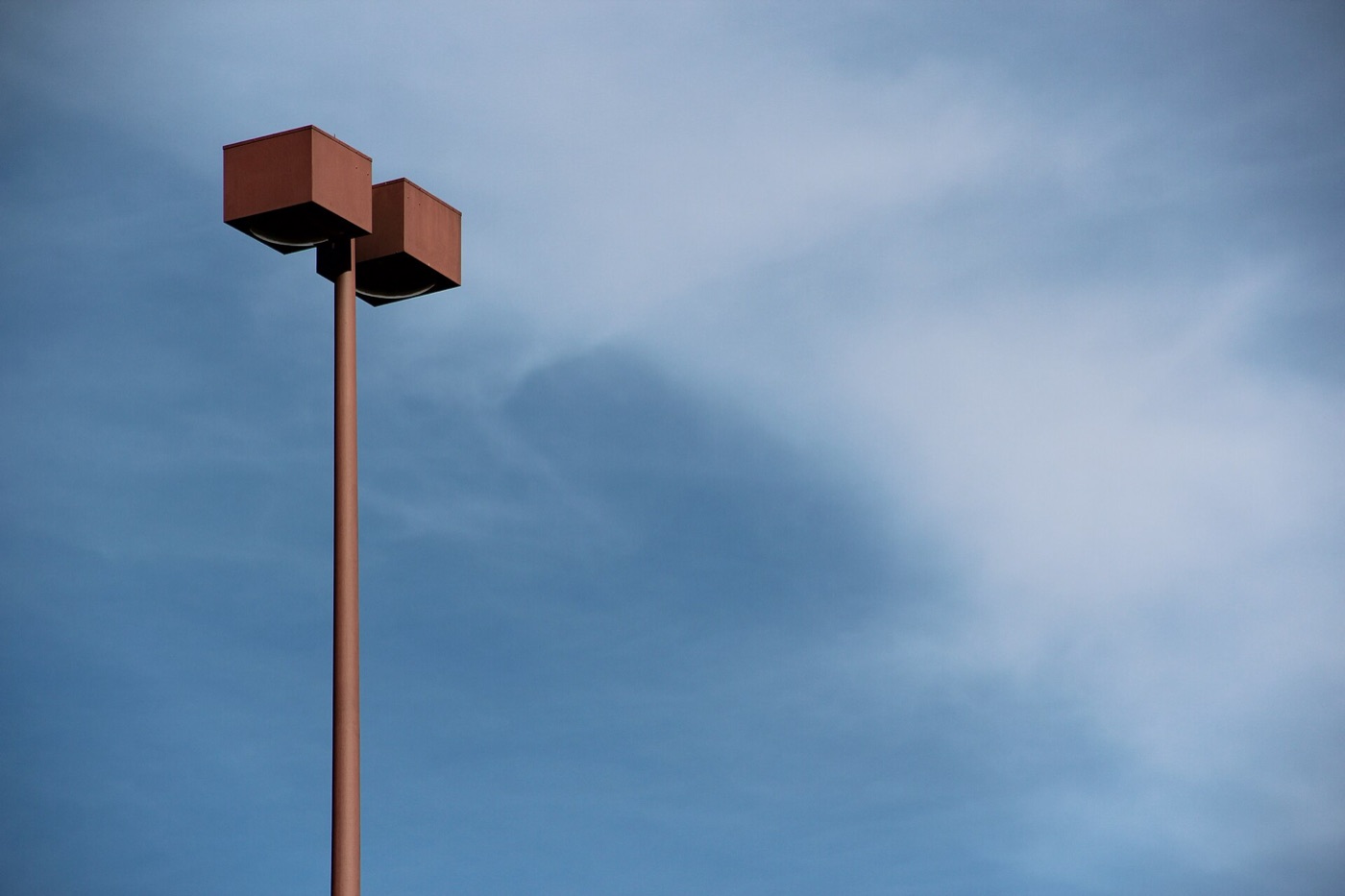 Iluminación de postes en estacionamiento y luminarias exteriores