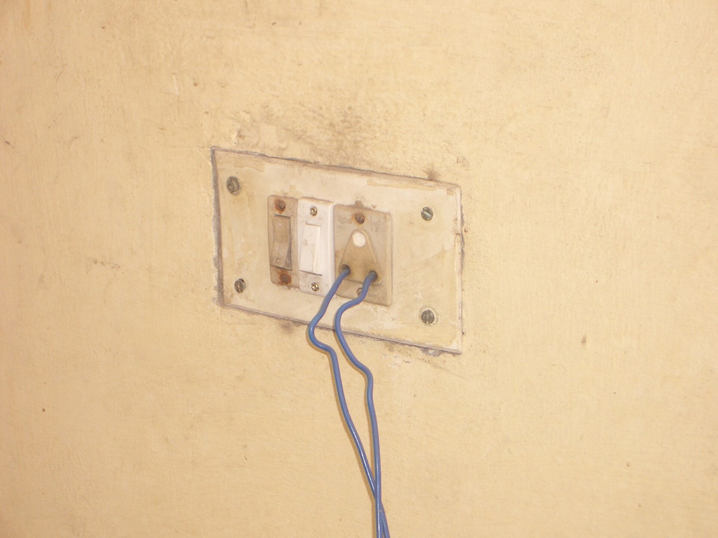Tomacorrientes GFCI e interruptores nuevos en una casa