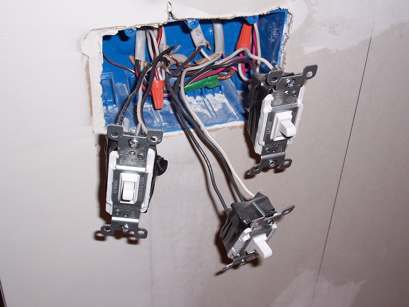 Cableado de interruptor inteligente y ventilador de techo en una casa